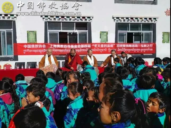 03 在青海省玉树州觉拉孤贫学校为小学生捐赠羽绒服.png